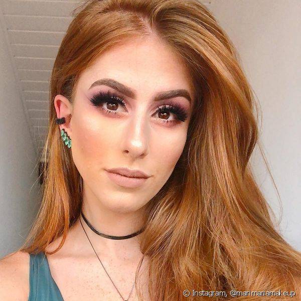 Mari Maria não dispensa o iluminador nos pontos altos do rosto para que a maquiagem ganhe um toque glam (Foto: Instagram @marimariamakeup)